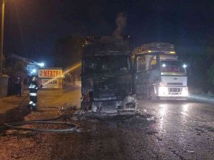 Manisa’da Seyir Halindeki Tır Yandı, Sürücü Son Anda Kurtuldu