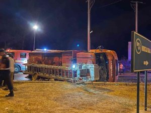 İ̇tfaiye Ekibi Yangına Giderken Kaza Yaptı 2 Yaralı