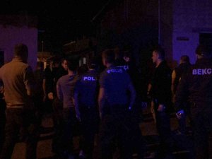 Gözaltına Alınan Şüphelinin Yakınları Tepki Gösterdi: 1 Polis Memuru Yaralandı