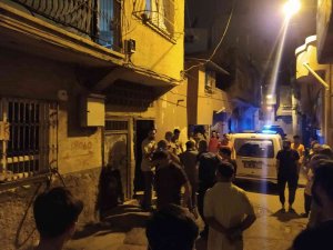 Kara Çarşaflı Ve Şapkalı Kişiler Bir Eve Silahlı Saldırı Düzenlendi: 1 Ölü, 1 Yaralı
