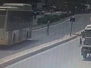 Kaza Anı Kamerada...yaya Geçidinden Geçerken Otobüs Çarptı
