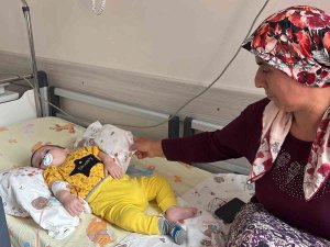 Anne ve Kucağındaki Bebeği Ölümden Döndü