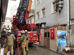 Beyoğlu’nda 5 Katlı Hotelin Çatısı Alev Alev Yandı