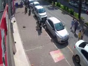 Koşarak Yolun Karşısına Geçmek İsteyen Çocuğa Otomobil Çarptı