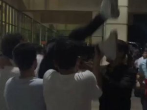 Omuzlarına Alıp Havaya Fırlattıkları Asker Adayını Yere Düşürdüler