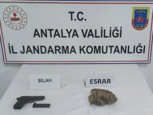 Şüpheli Şahısların Üzerinde Ruhsatsız Tabanca Ve Esrar Bulundu