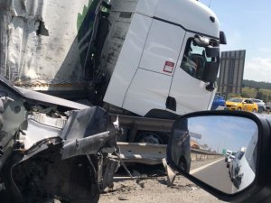 Pendik’te Beton Tankeri Ve Tırın Karıştığı Kazada Beton Tankeri Yola Devrildi. Olay Yerine Sağlık Ekipleri Sevk Edildi.