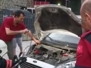 Trabzon’da Bir Otomobilin Motor Kısmına Giren Yılanı İtfaiye Çıkardı