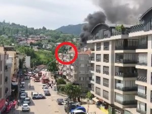 Apartmanda Korkutan Yangın, 3 Kişi Çatıda Mahsur Kaldı