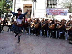 Ortaokul Öğrencilerinin Mini Konseri Sokağı Şenlendirdi