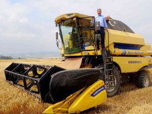 Vali Kolları Sıvadı, Tarlaya Girip Biçerdöverle Buğday Hasadı Yaptı