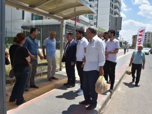 Başkan Beyoğlu Otobüs Durağında Vatandaşların Taleplerini Dinledi
