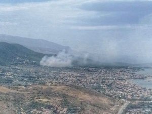 İ̇zmir’de Yerleşim Yerlerine Yakın Ağaçlık Alanda Yangın