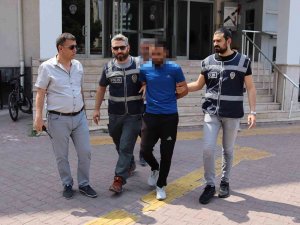 Aranan Şahsı Havalandırma Boşluğunda Yakalayan Polis: "Hadi Gel, Çok Terlemişsin Orada"