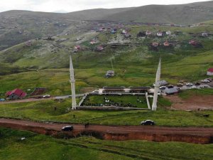 Üstü Açık Camide 561 Yıldır Çimen Üzerinde Cuma Namazı Kılınıyor