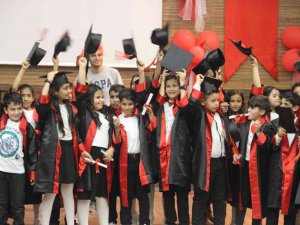 Gösterilerini Sergileyen İlkokul Öğrencileri Sahnede Kep Fırlattı