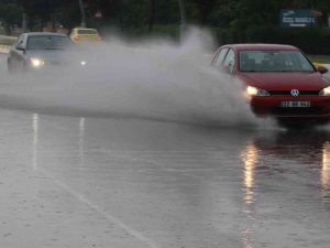 Edirne’de Şiddetli Yağış Sonrası Yollar Göle Döndü