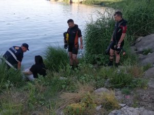 Dicle Nehrine Atlamak İsteyen Genç Kadını İtfaiye Ve Dalgıç Ekibi İkna Etti