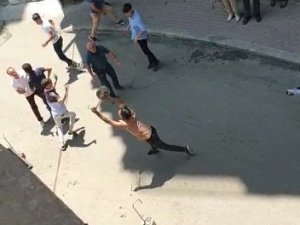 Ellerine Ne Geçtiyse Birbirlerine Fırlattılar