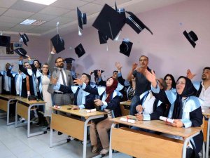 50’li Yaşlarda Lise Mezunu Oldular, Kep Attılar