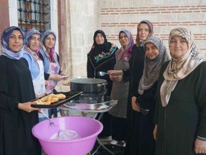 Cami Avlusunda Satışa Sunulan Ürünlere Yoğun İlgi