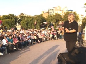 Yerini Beğenmedi, Aldığı Plaketi Vatandaşa Verdi