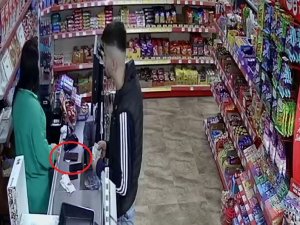 Samsun’da Marketten Telefon Hırsızlığı Kamerada