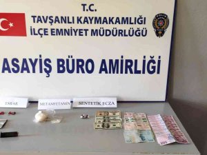 Kütahya’da “Dur” İhtarına Uymayan Araçtan Atılan Gözlük Kutusu İçerisinde Uyuşturucu Ele Geçirildi