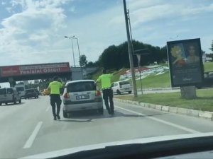 Yolda Kalan Otomobilin Yardımına Polisler Yetişti