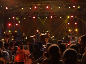 Koray Avcı, Sahne Performansı İle Koçarlı’’yı Salladı