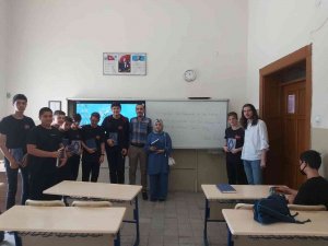 Tügva’dan Lise Öğrencilerine Kur’an-ı Kerim Dağıtımı