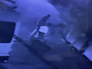 İ̇stanbul’da Gasp Dehşeti Kamerada: Darp Ettikleri Genci Yerde Sürükleyip Telefonunu Çaldılar