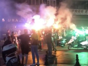 Fatih’te Asker Uğurlamasında Yolu Kapatıp Eğlence Yaptılar