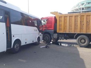 Tur Midibüsü İle Kamyon Çarpıştı: 2 Yaralı