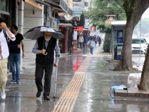 Meteoroloji Uyarmıştı, Yağış Etkisini Gösterdi