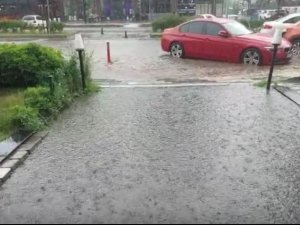 Aniden Bastıran Sağanak Yolları Göle Çevirdi