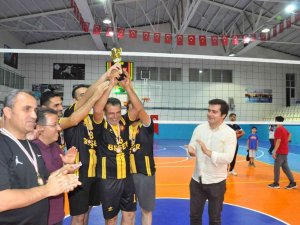 Öğretmenler Arası Voleybol Turnuvasında Kupa Sahibini Buldu
