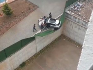 Geri Manevra Yaparken Aracı Kaydıran Sürücüyü Komşuları Kurtardı