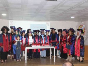 Ev Hanımları Mezuniyetlerini Kep Atarak Kutladı