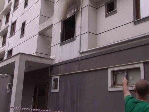 Pendik’te 5 Katlı Apartman Dairesinin Yandığı Anlar Kamerada