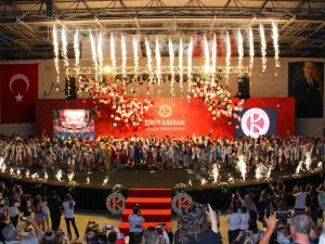 İ̇zmirli Öğrencilerden Mezuniyet Coşkusu