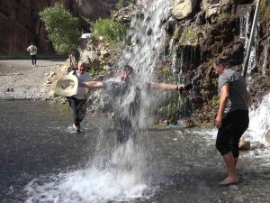 Sıcaktan Bunalan Vatandaşlar Doğal Şelalede Serinleniyor