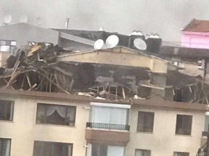 Ankara’daki Fırtına Çatıları Uçurdu