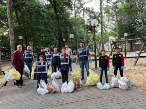 Ensar Vakfı Kent Parkını Çöpten Temizledi