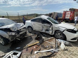 Tuzla’da Direksiyon Hakimiyetini Kaybeden Sürücü, Otomobile Çarptı: 2 Yaralı