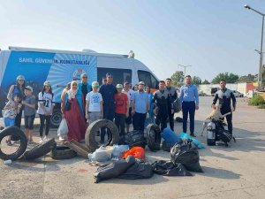 Dalgıçlar Denizde, Öğrenciler Sahilde Temizlik Yaptı