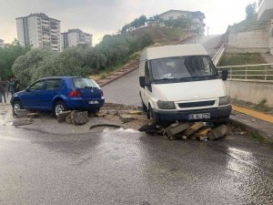 Selde Kalan Motosikletli Çöken Yolda Aracın Tekerine Sıkıştı
