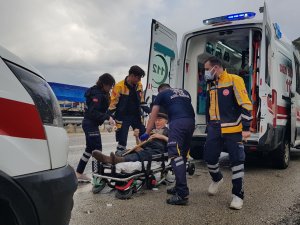 Yağışlı Havada Kontrolden Çıkan Otomobil Takla Attı: 2 Yaralı