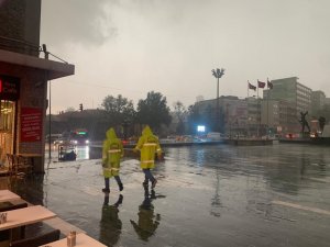 Başkentin Simge Yerlerinden Ulus Meydanı’nda Sağanak Yağış