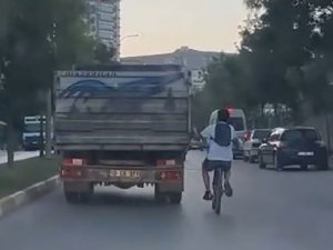Bisikletli Çocuğun Trafikteki Tehlikeli Yolculuğu Kameralara Yansıdı